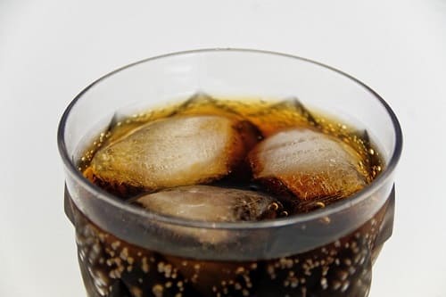 Wie viel Gramm Zucker hat Cola auf 100 ml?
